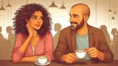 Bir kafe ortamında, kadın kıvırcık saçlı, kahverengi gözlü ve melez tenli, adam ise kel, sakallı, bal rengi gözlü ve açık tenli. Kadın ve adam karşılıklı oturuyor, kadın hafifçe gülümseyerek adama bakıyor. Adam elinde bir kahve fincanı tutuyor, gülümseyerek karşılık veriyor. Arka planda sıcak ve samimi bir atmosfer hissediliyor. İllüstrasyon tarzında çizilmiş, yumuşak ve canlı renkler kullanılmış