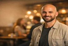 Modern bir kafede kendinden emin duran, bakımlı ve sakallı bir erkeğin ilk izlenimde kadınları etkilemesini temsil eden görsel