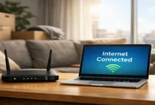 Eve internet bağlatma sürecini temsil eden modem ve dizüstü bilgisayar bulunan modern salon ortamı