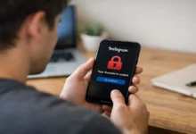 Instagram hesabı çalındığını fark eden bir kullanıcının telefon ekranında kilitli hesap uyarısına bakması