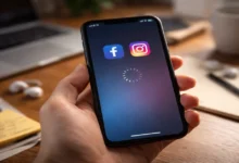 Zamanla yavaşlayan akıllı telefon, elde tutulan ve yüklenirken donmuş ekran görüntüsü